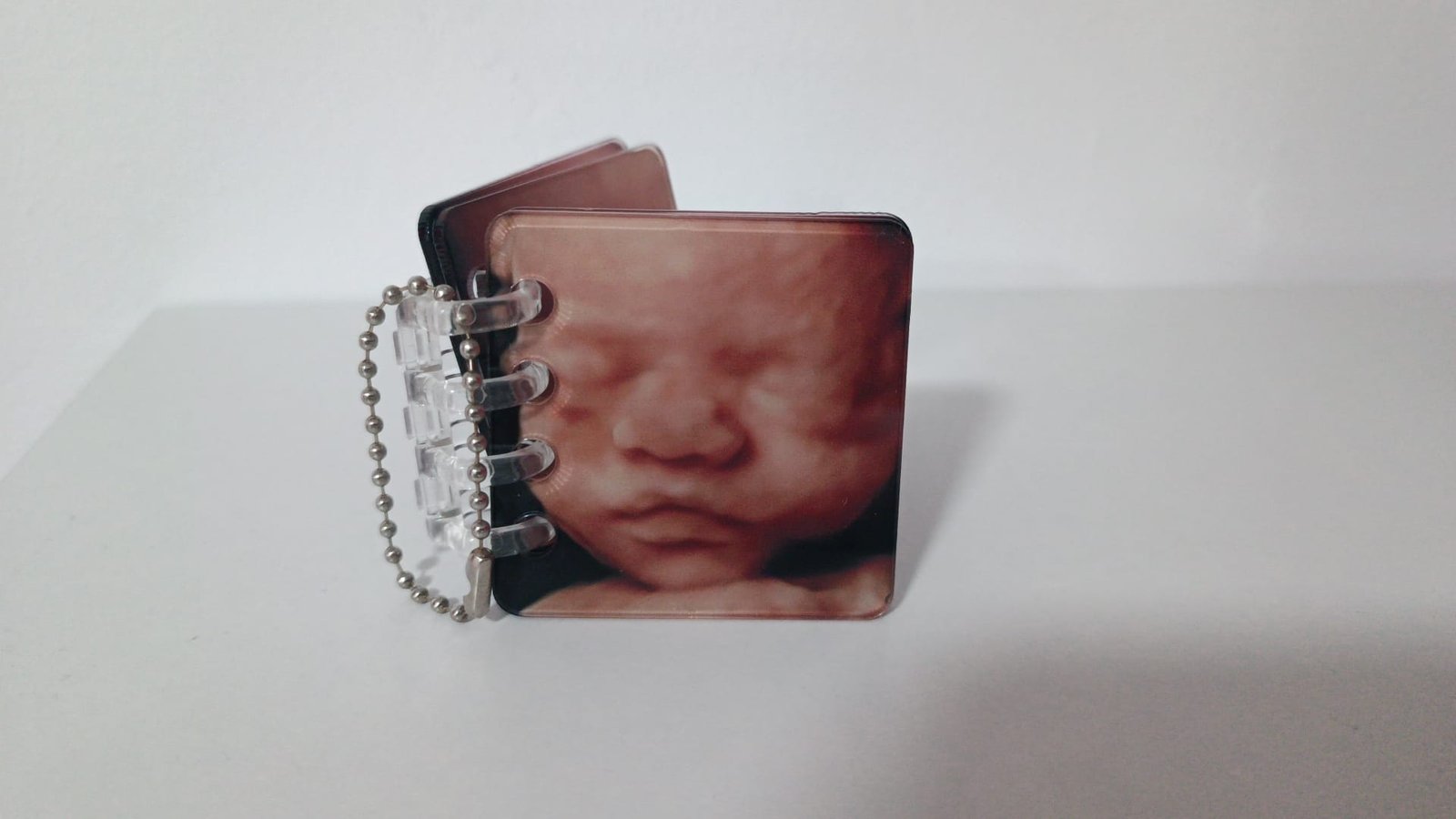 Mini álbum de metacrilato con fotos de ecografía