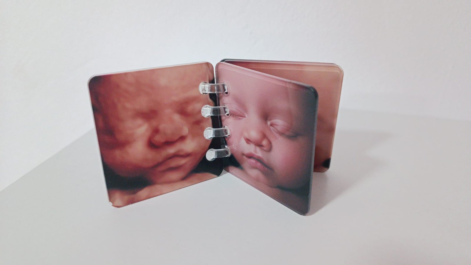 Mini álbum de metacrilato con fotos de ecografía